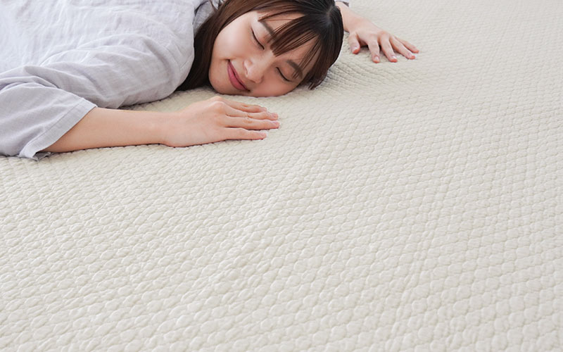 水洗い加工のひとてまで、やさしい風合い